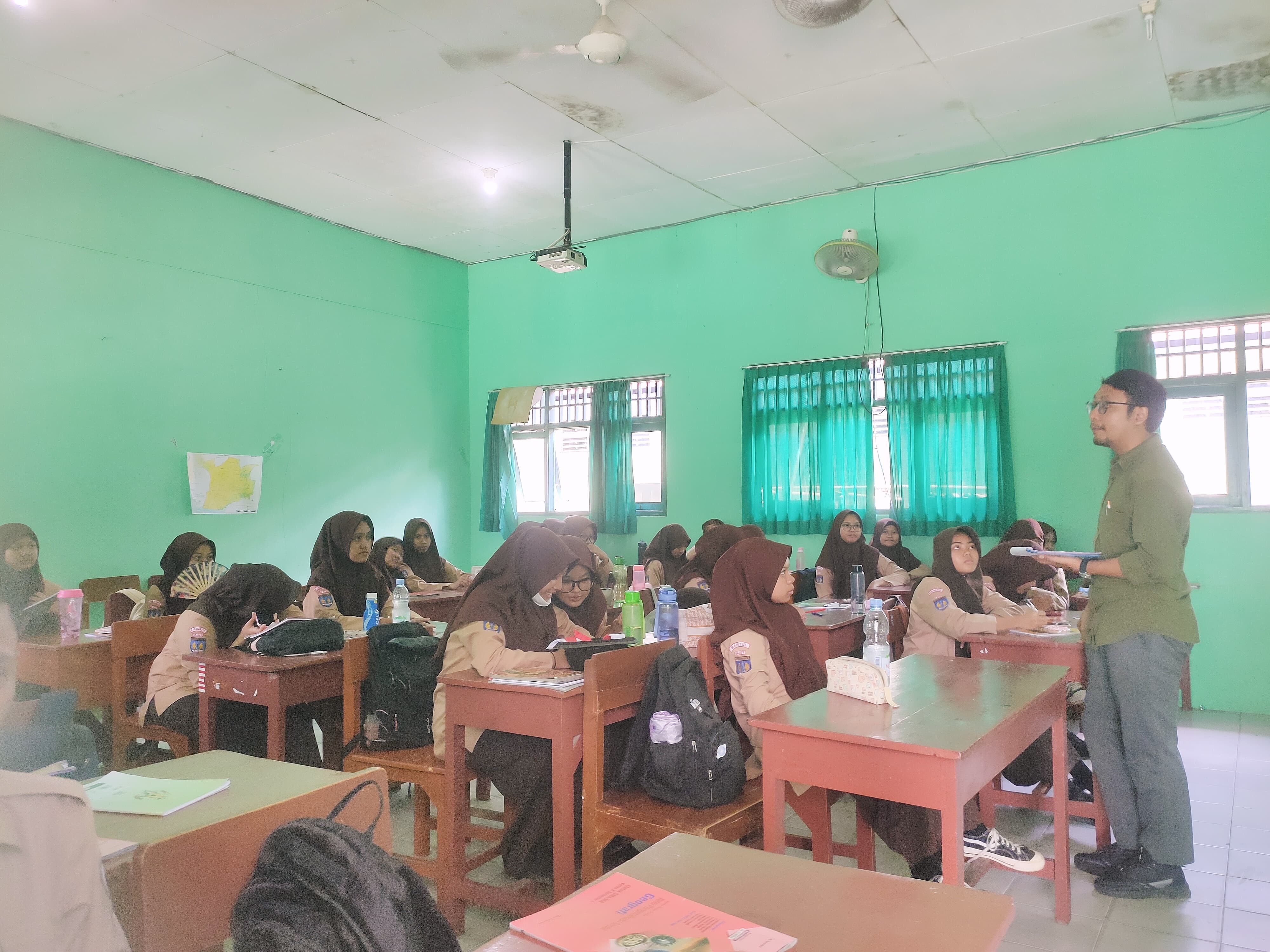 Sosialisasi Riset Semarakkan Pembelajaran di Kelas X E2 MAN 4 Bantul
