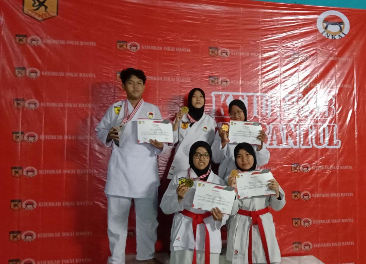 Lima Siswa MAN 4 Bantul Raih Ragam Medali dalam Kejurkab Karate OPEN Inkai