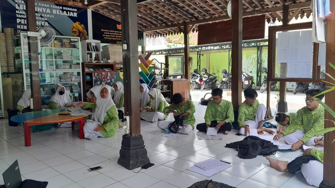 Guru Ekonomi MAN 4 Bantul Andalkan Perpustakaan sebagai Sumber Belajar