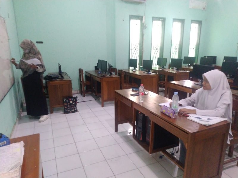 Jelang Keikutsertaannya di Olimpiade Kimia UNY, Siswa MAN 4 Bantul Dapatkan Bimbingan
