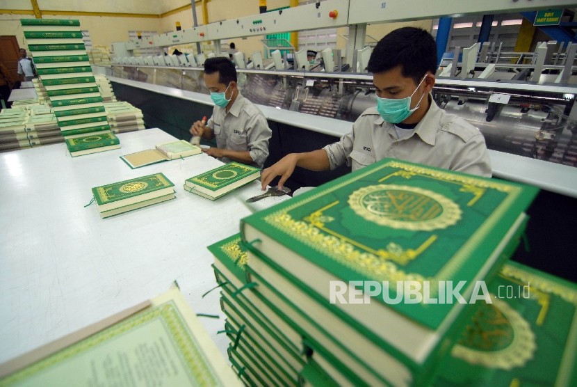 petugas-melakukan-proses-pembuatan-al-quran-di-unit-percetakan-_171024163917-416.jpg