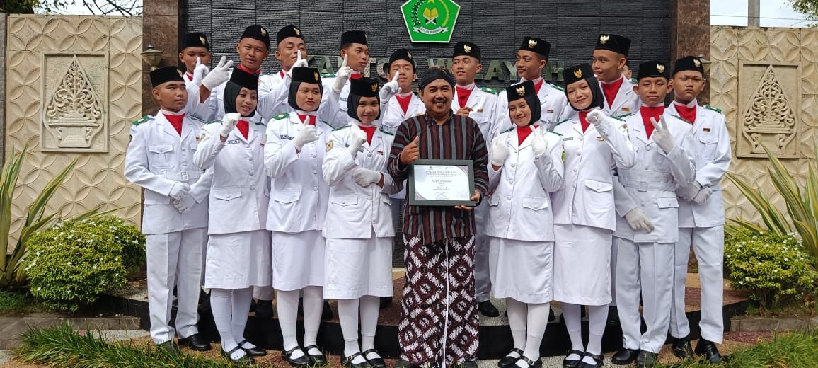 Tonti MAN 4 Bantul Jadi Petugas Upacara HAB Kemenag ke-77 di Kanwil DIY