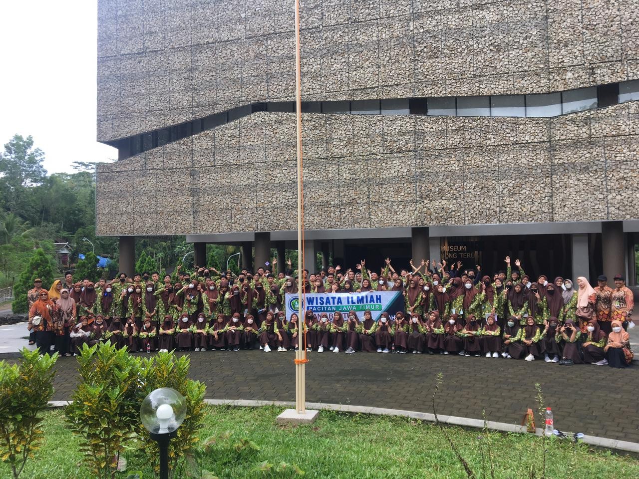 Implementasi Materi Riset, Siswa Kelas XI MAN 4 Bantul Lakukan Wisata Ilmiah