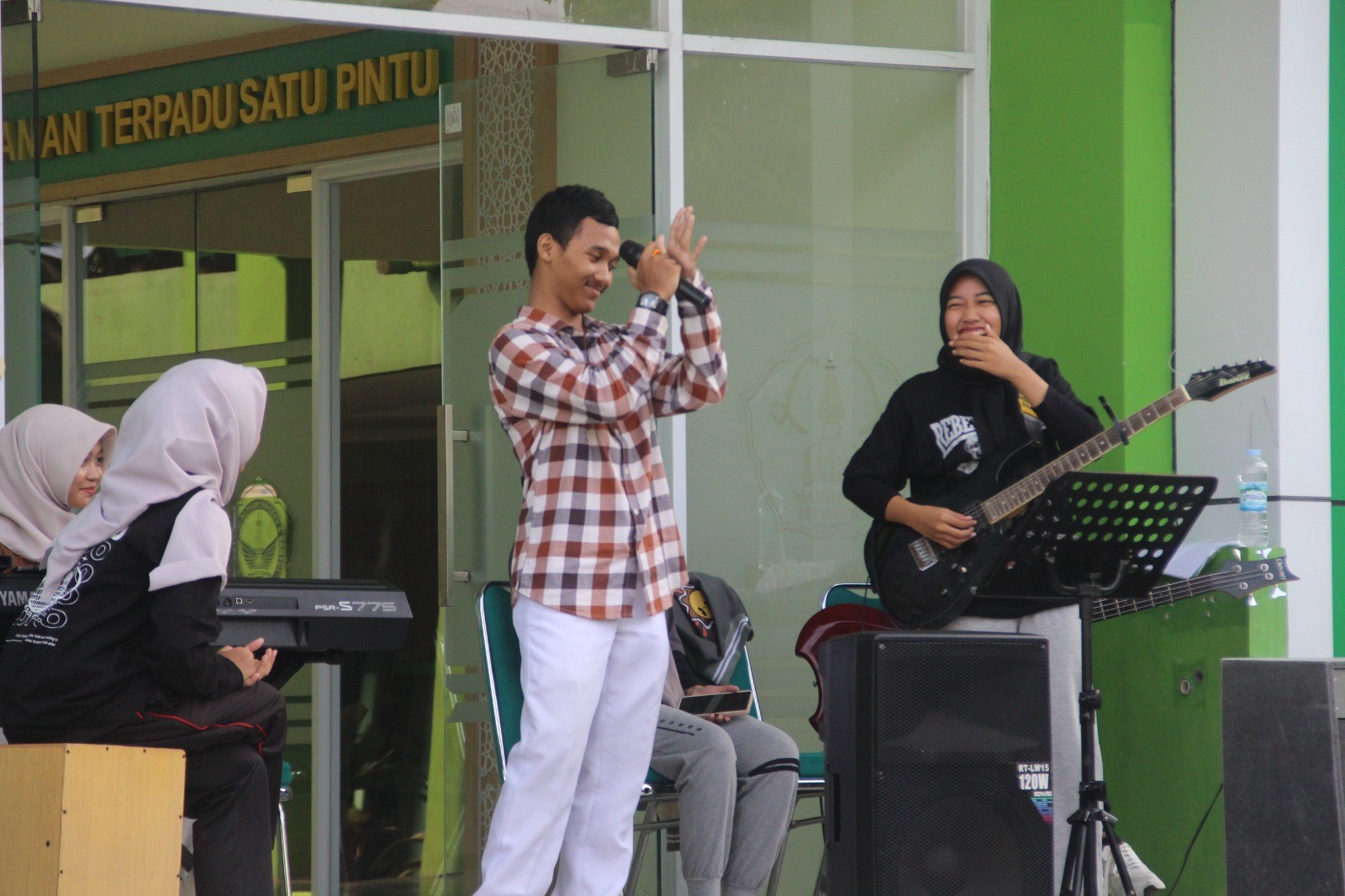 Aksa Band MAN 4 Bantul Tampil Memukau di Penutupan Class Meeting