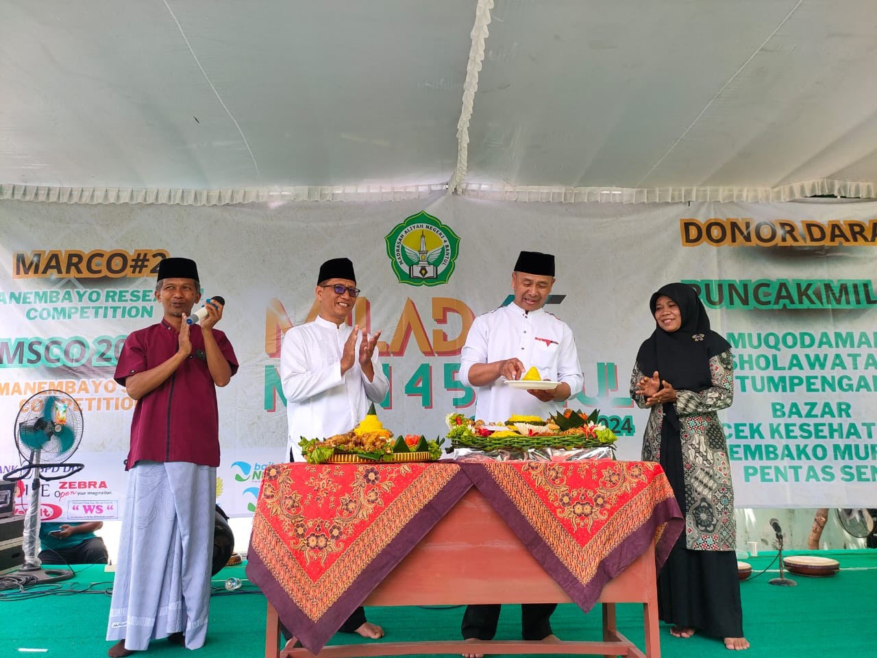 Kepala MAN 4 Bantul Potong Tumpeng Peringati HAB Kemenag Dan Milad 55 MAN 4 Bantul