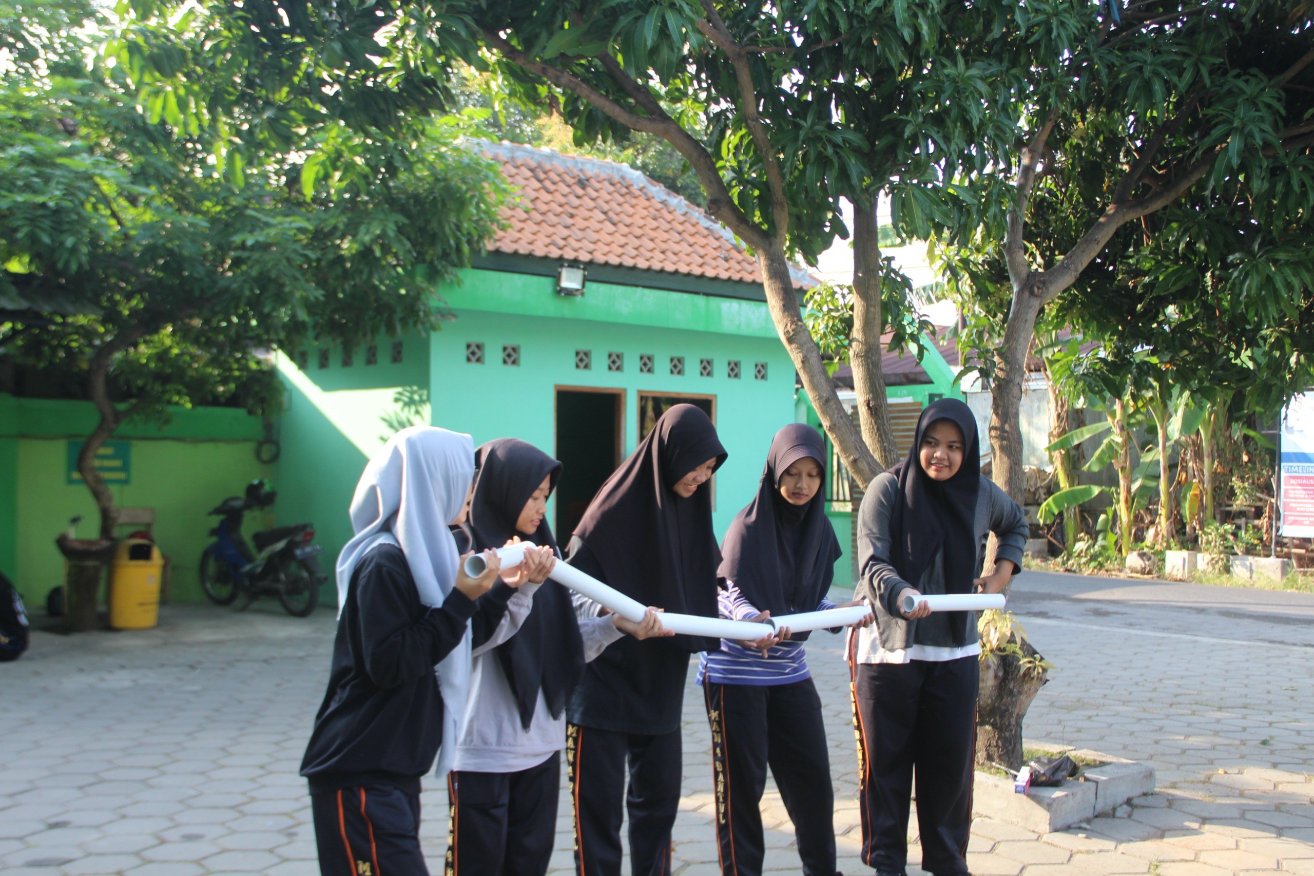 OSIS Ibnu Sina Adakan Lomba Estafet Bola dalam Class Meeting Guna Tingkatkan Kekompakan