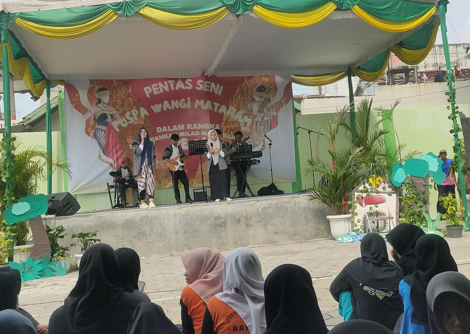 Aksa Band Gemparkan Pentas Seni Milad ke-56 MAN 4 Bantul dengan Penampilan Apiknya