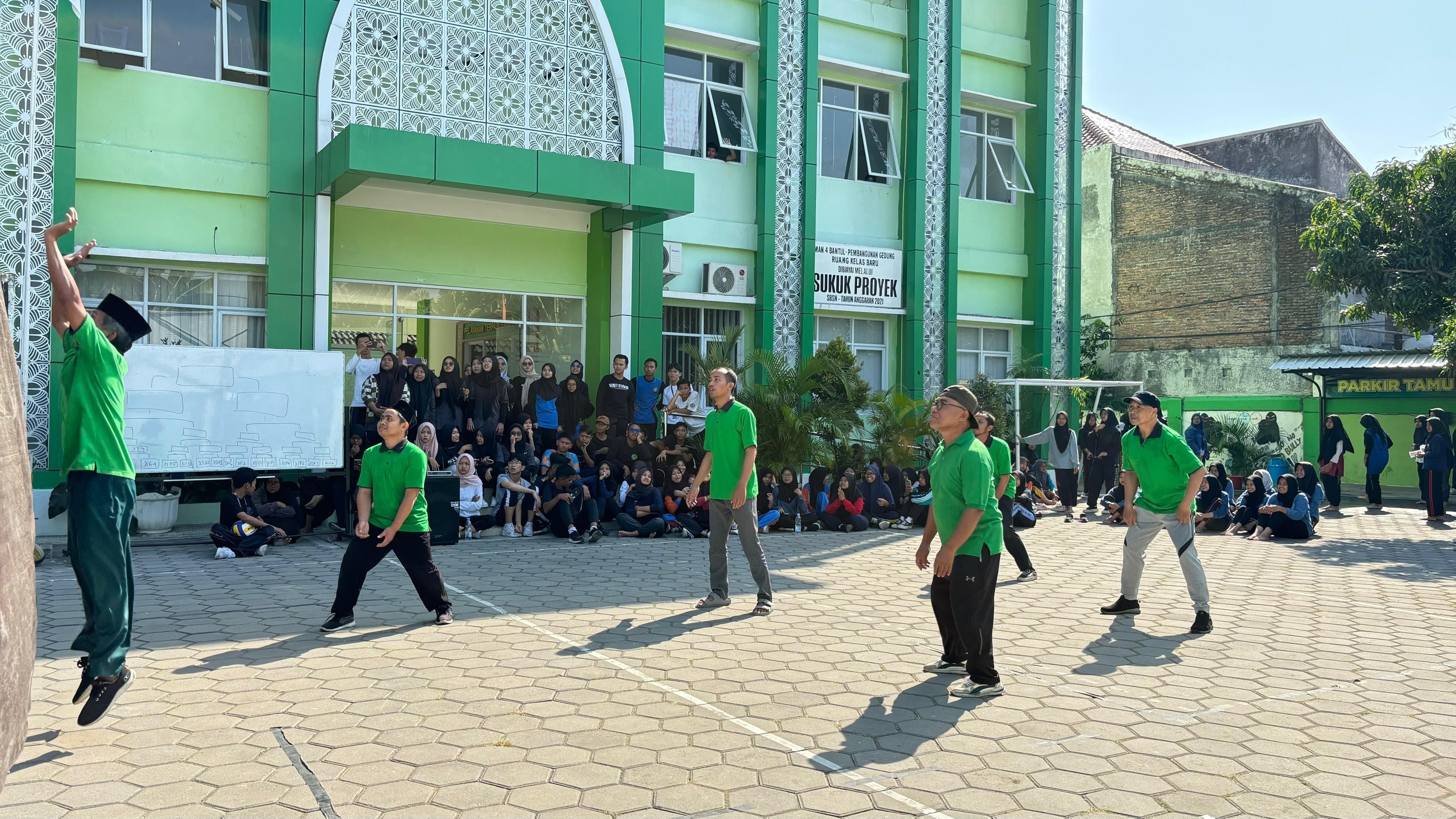 Semarak HUT RI ke-79, Guru dan Siswa MAN 4 Bantul Adu Ketangkasan di Lapangan Voli