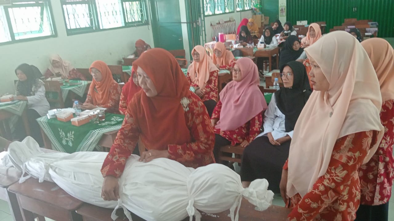 Melalui Pertemuan Dharma Wanita, Pegawai MAN 4 Bantul Belajar Pelatihan Rukti Jenazah