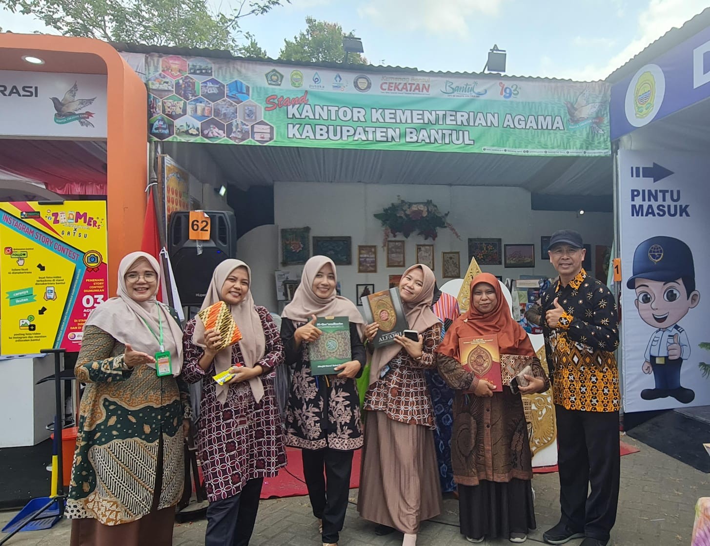 Kepala MAN 4 Bantul Bagikan Hadiah Al-Quran di Bantul Creatif Expo 2024