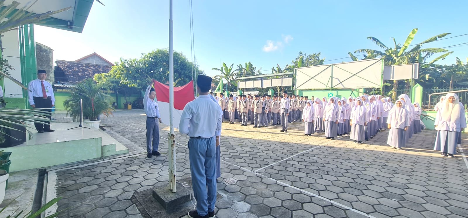 Kepala MAN 4 Bantul Tekankan Kedisiplinan Siswa dalam Upacara Bendera