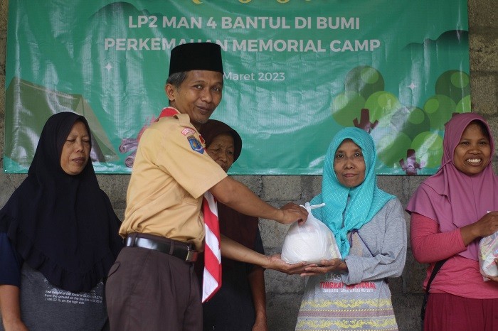 MAN 4 Bantul Bagi Sembako untuk Warga Sekitar Buper Memorial Camp