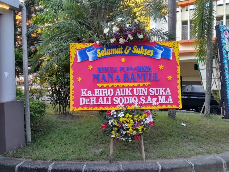 Karangan Bunga Banyak Berdatangan Menjelang Kegiatan Wisuda Purnasiswa MAN 4 Bantul 2023