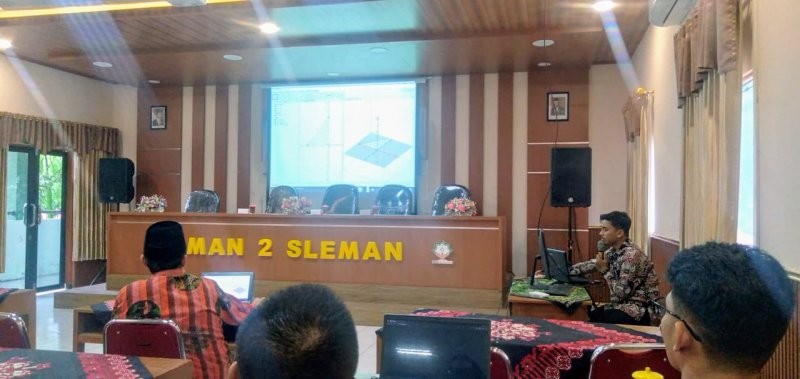 Menjadi Pembicara di MGMP, Guru MAN 4 Bantul Jelaskan Aplikasi GeoGebra