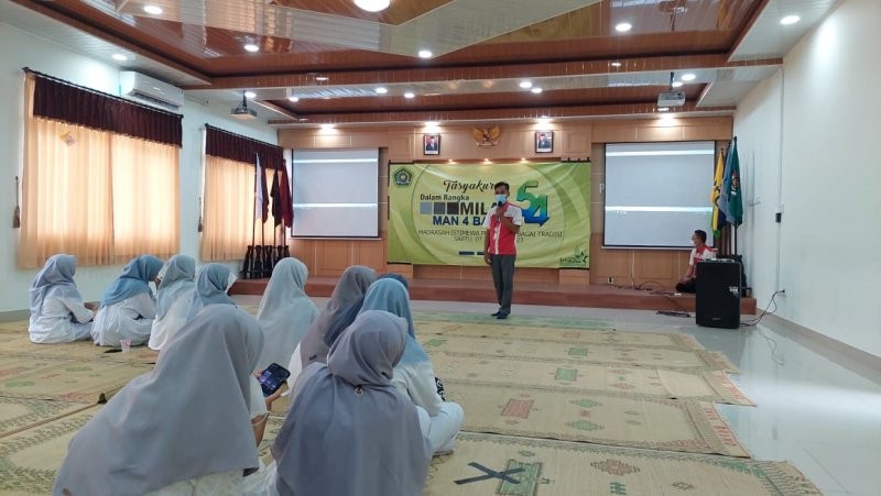 Yakult Putar Film Edukasi di Depan Siswa MAN 4 Bantul