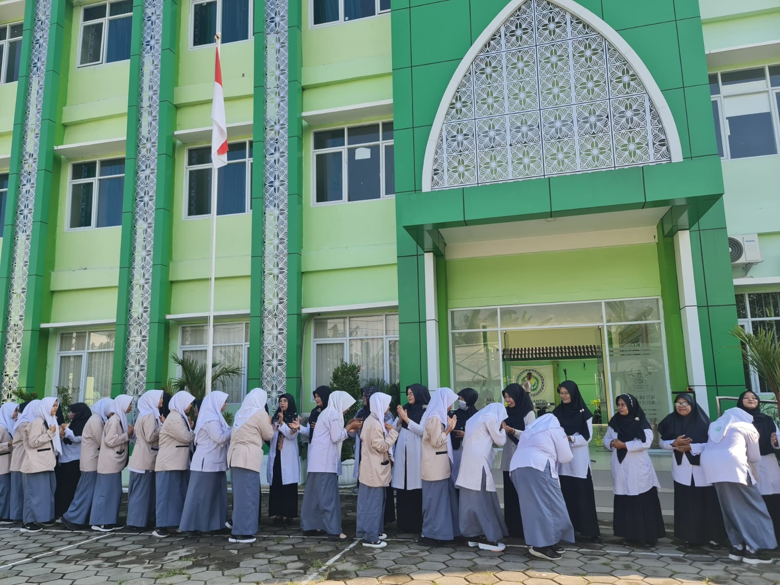 Suasana Semarak Halal Bihalal Sambut Siswa MAN 4 Bantul Kembali ke Sekolah