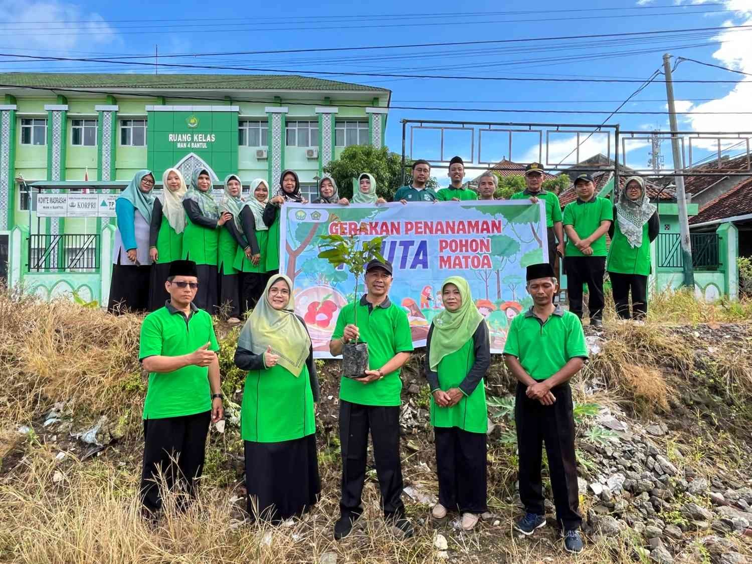 Peringati Hari Bumi 2025, MAN 4 Bantul Tanam Pohon Matoa Dukung Inisiatif Kemenag