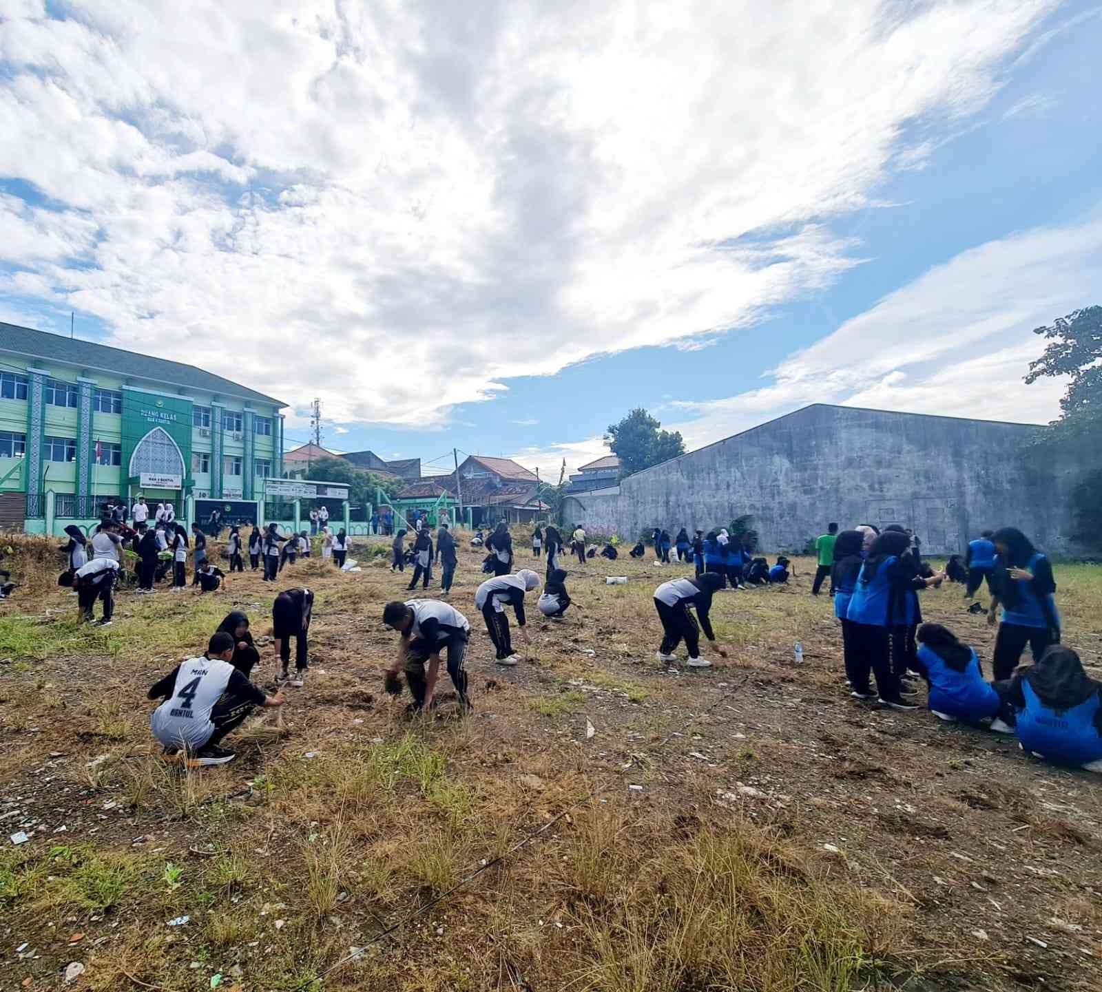 MAN 4 Bantul Tunjukkan Kepedulian Lingkungan di Hari Bumi Lewat Aksi Bersih Massal