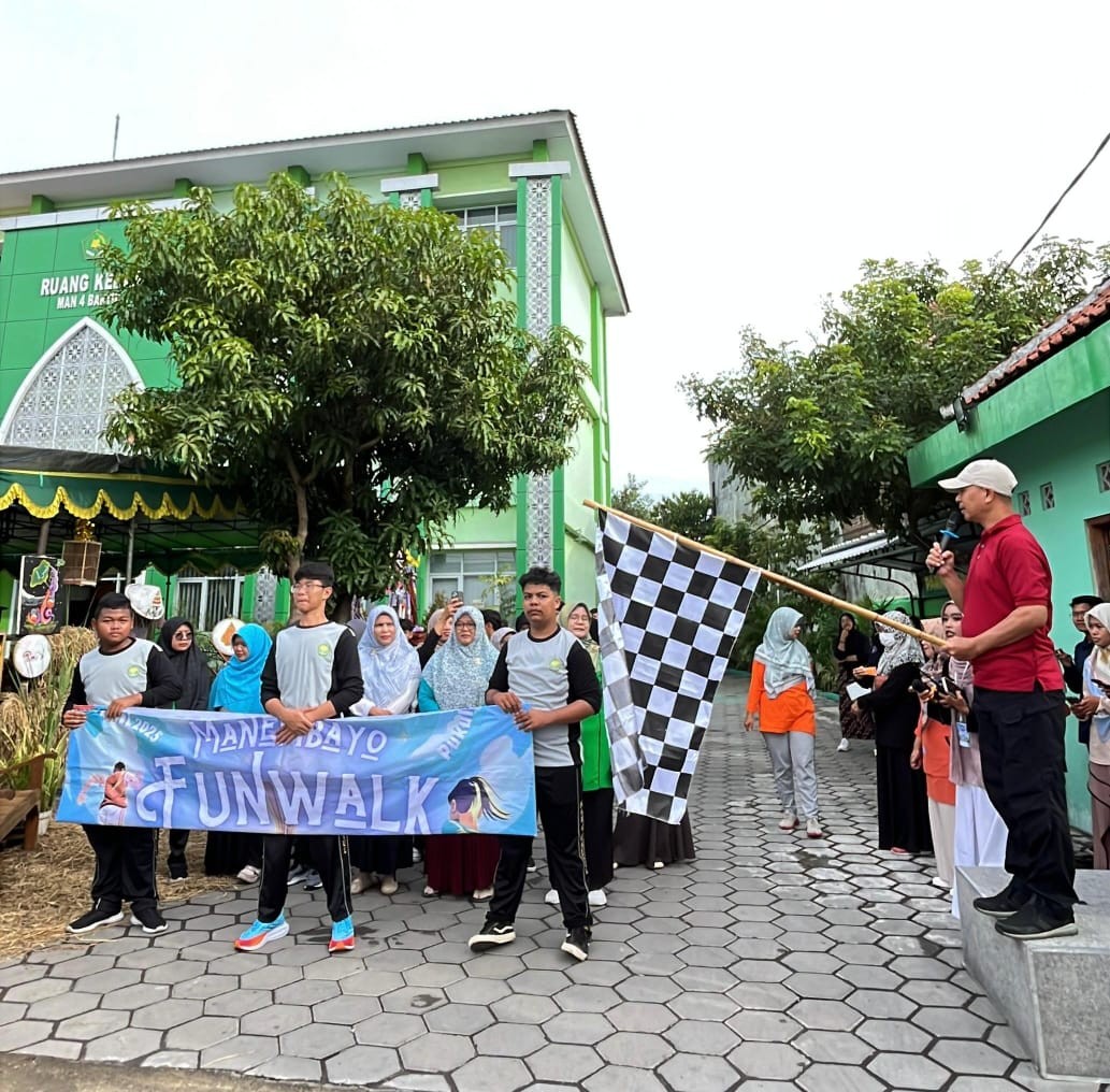 MAN 4 Bantul Gelar Jalan Sehat Meriah, Kepala Madrasah Kibarkan Bendera Start