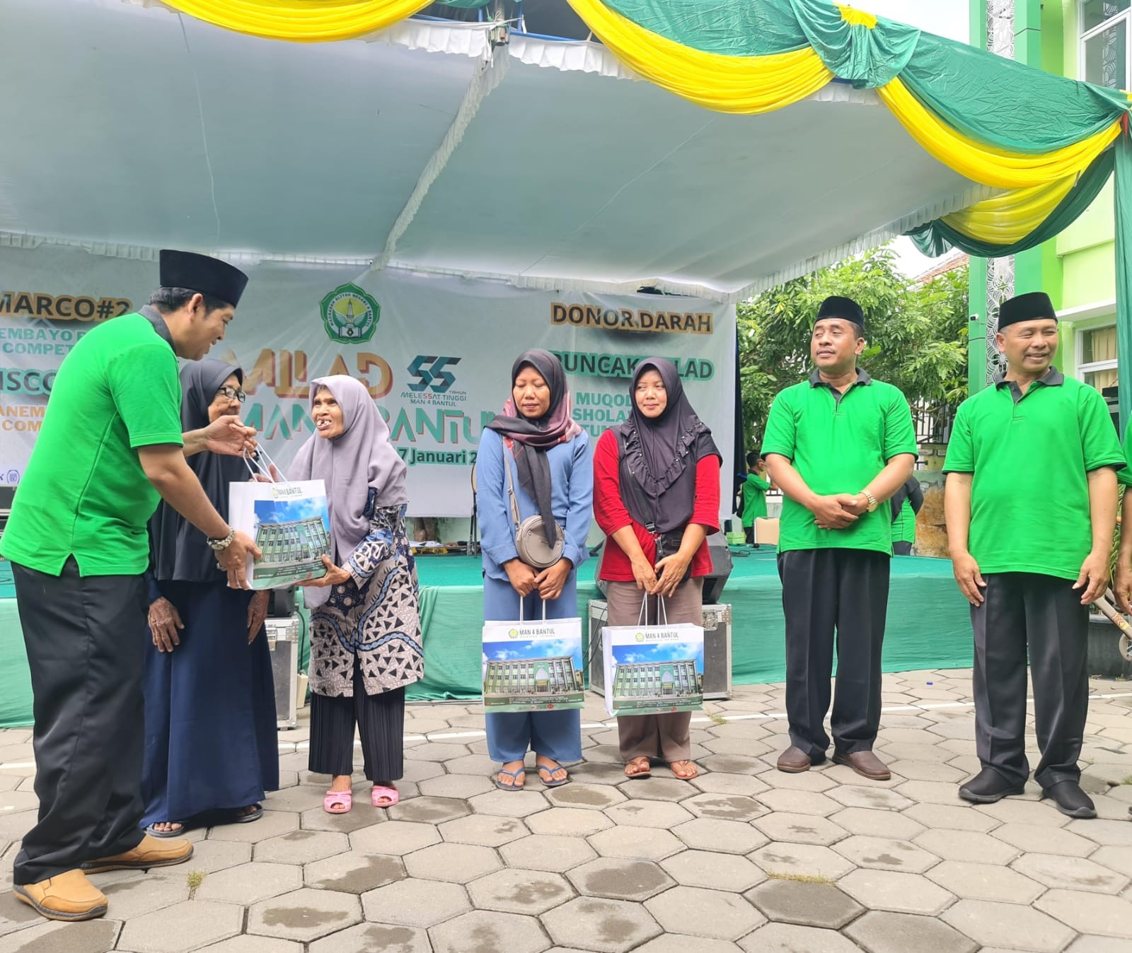 Kakan Kemenag Bantul Serahkan Baksos Milad MAN 4 Bantul