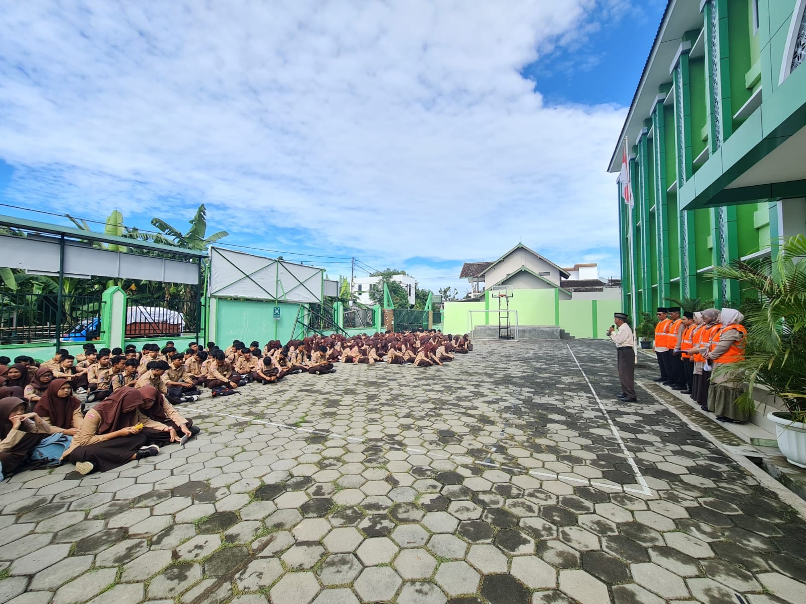 Waka Sarpras MAN 4 Bantul Tekankan Pentingnya Kesiapsiagaan Bencana Saat Tutup Simulasi