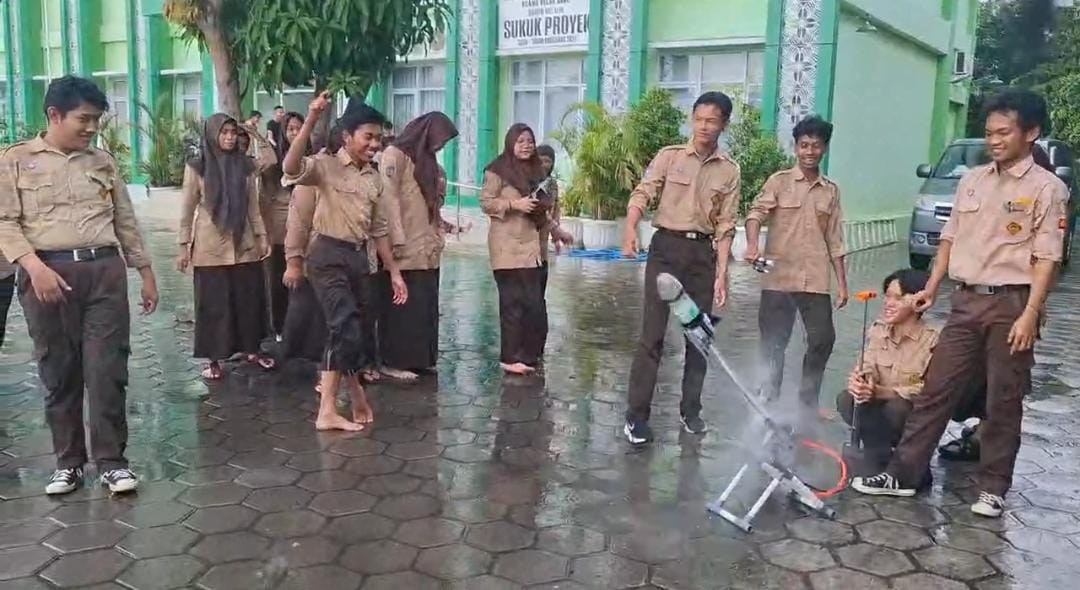 Praktik Peluncuran Roket Berhasil Dilaksanakan oleh Siswa MAN 4 Bantul Kelas XI F2