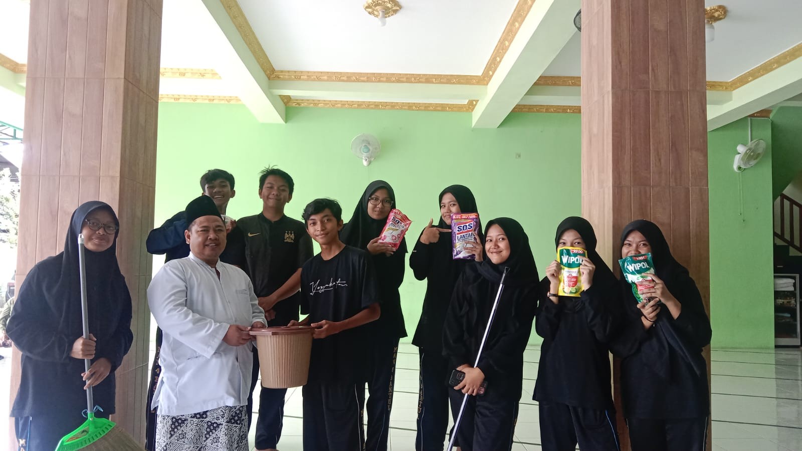 Perwakilan Siswa MAN 4 Bantul Laksanakan Semarak HAB ke-79 dengan Bersih Masjid
