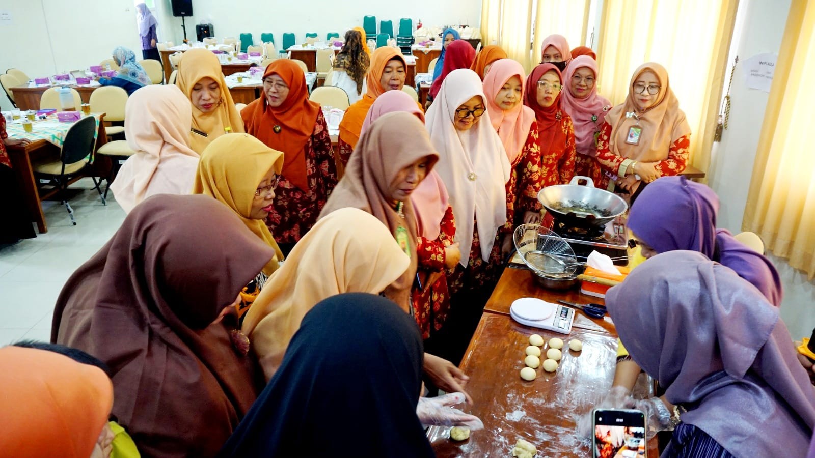 Dharma Wanita Persatuan di MAN 4 Bantul Gelar Pelatihan Menghias Donat
