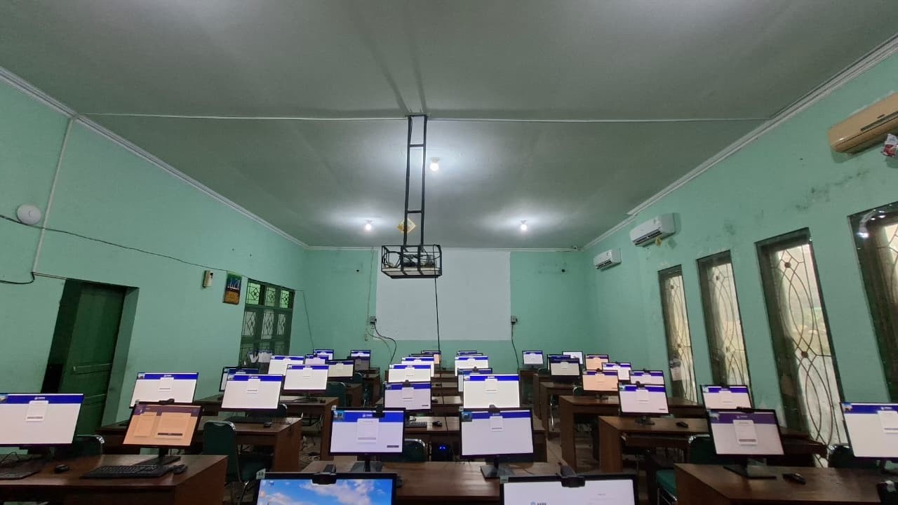 Tunjukan Dedikasi Tinggi, Dua Staf TU MAN 4 Bantul Siap Sukseskan ANBK 2025
