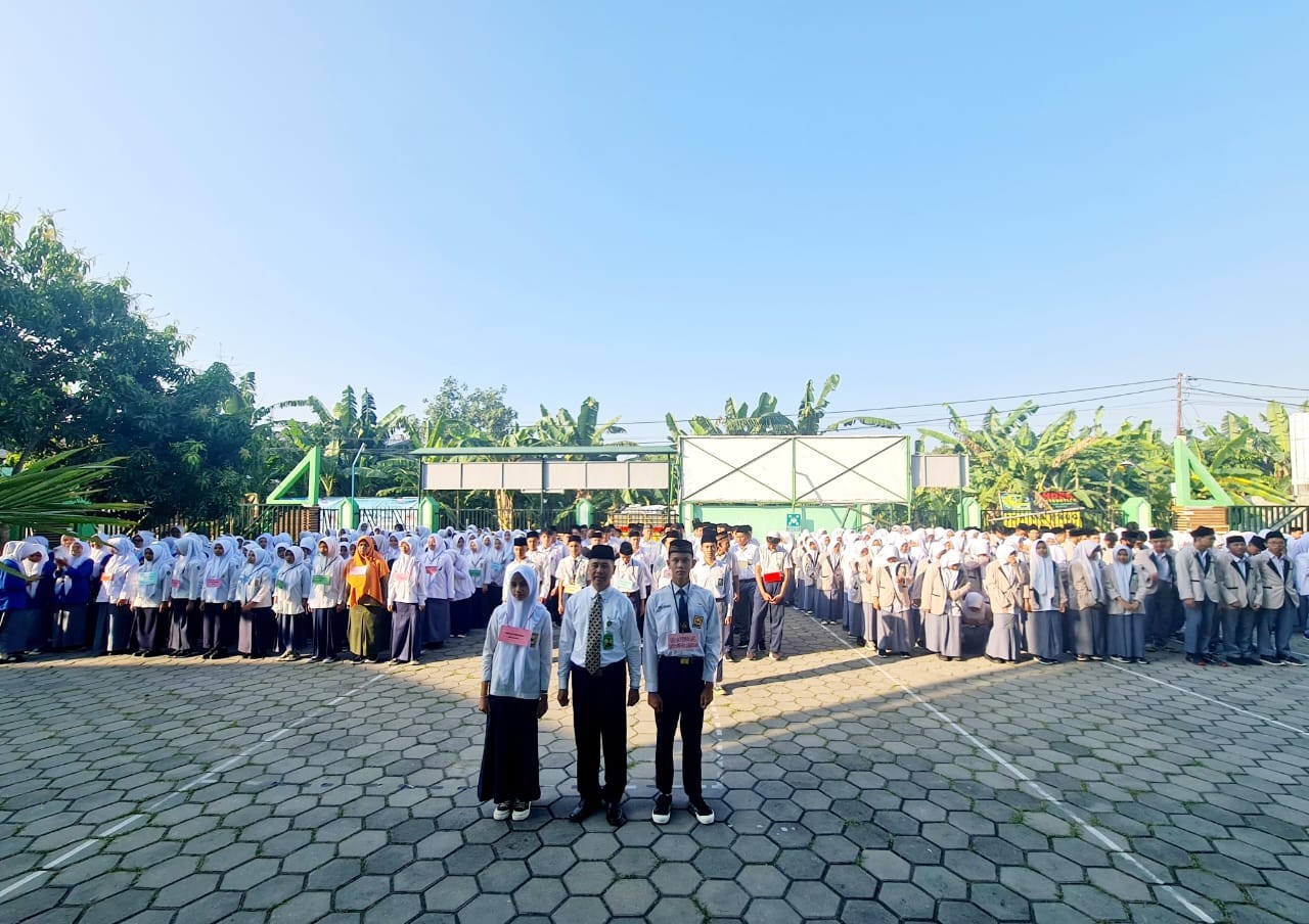 MAN 4 Bantul Membuka Matsama Dengan Penyematan Tanda Pengenal Dan Pelepasan Burung Dara