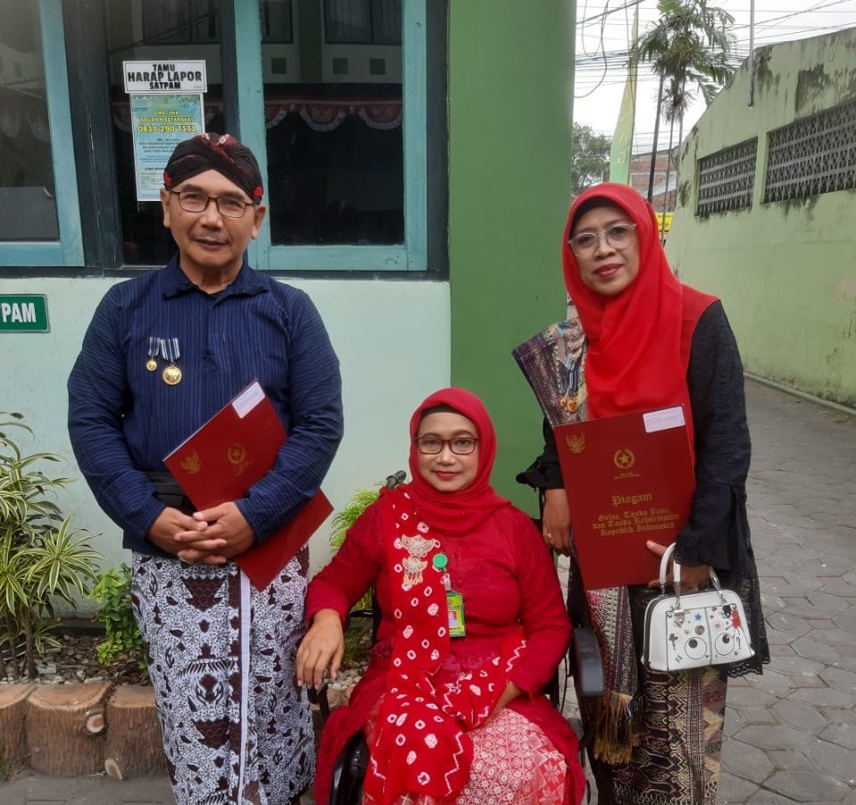 Guru Geografi MAN 4 Bantul Penerima Satyalancana Karya Satya 30 Tahun
