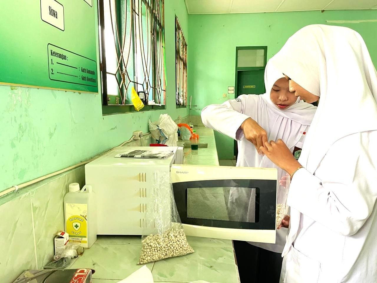 Inovasi Hijau dari MAN 4 Bantul, Biji Kelor dan Asam Jawa Jadi Koagulan Ampuh Atasi Limbah Laundry