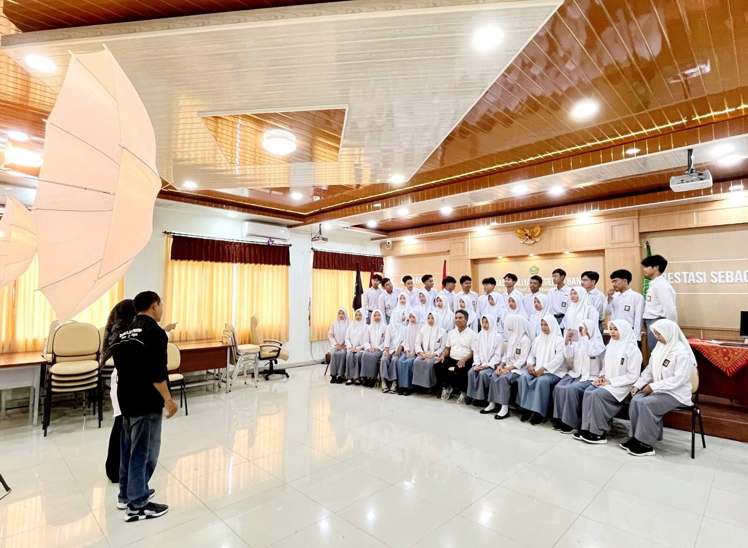 Merajut Kenangan: MAN 4 Bantul Fasilitasi Foto Bersama Siswa Kelas XII dengan Fotografer Profesional