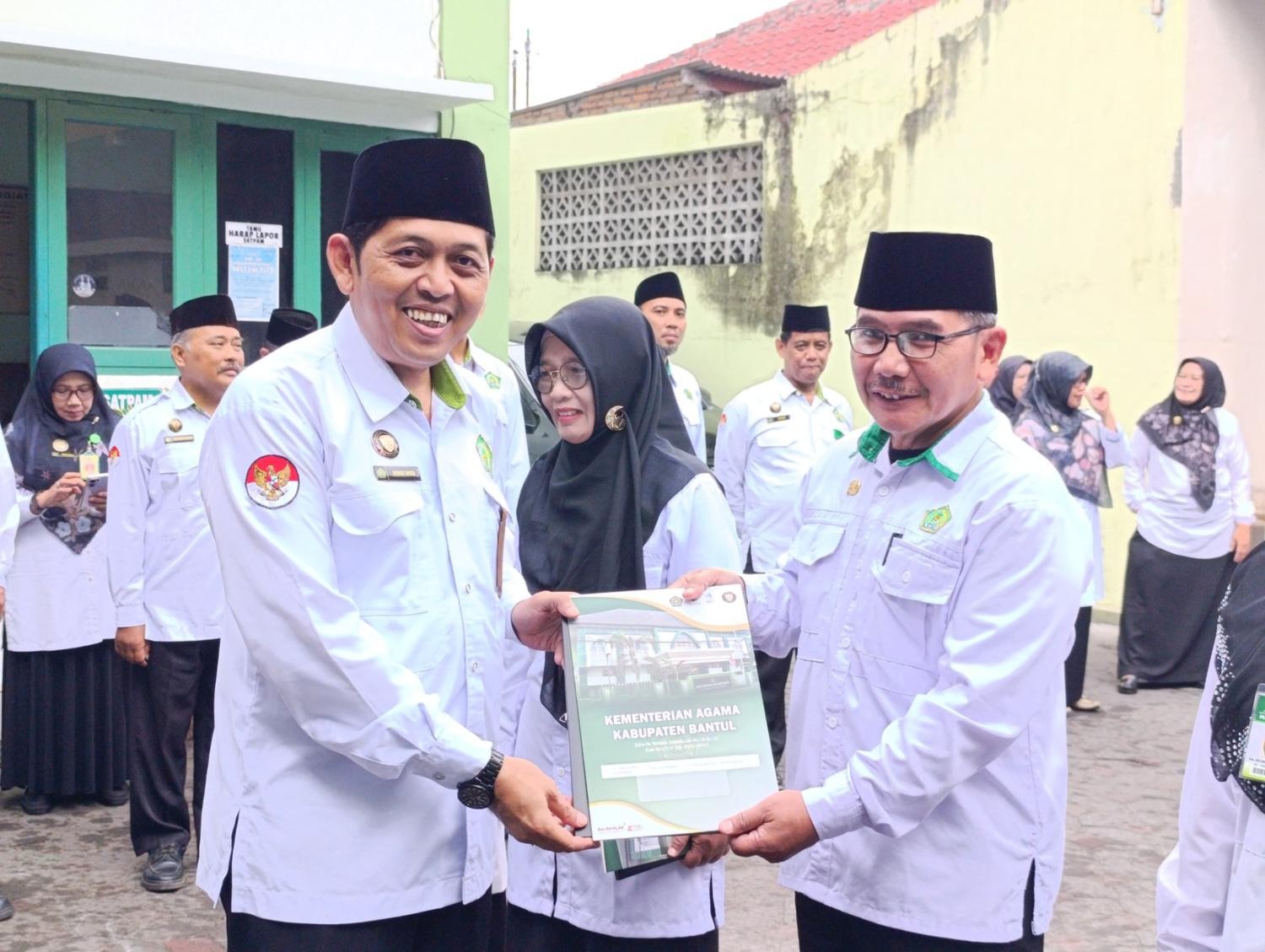 Dedikasi Tanpa Batas, Drs. Akhid Widi Rahmanta Penjelajah Peta MAN 4 Bantul Terima SK Purnatugas