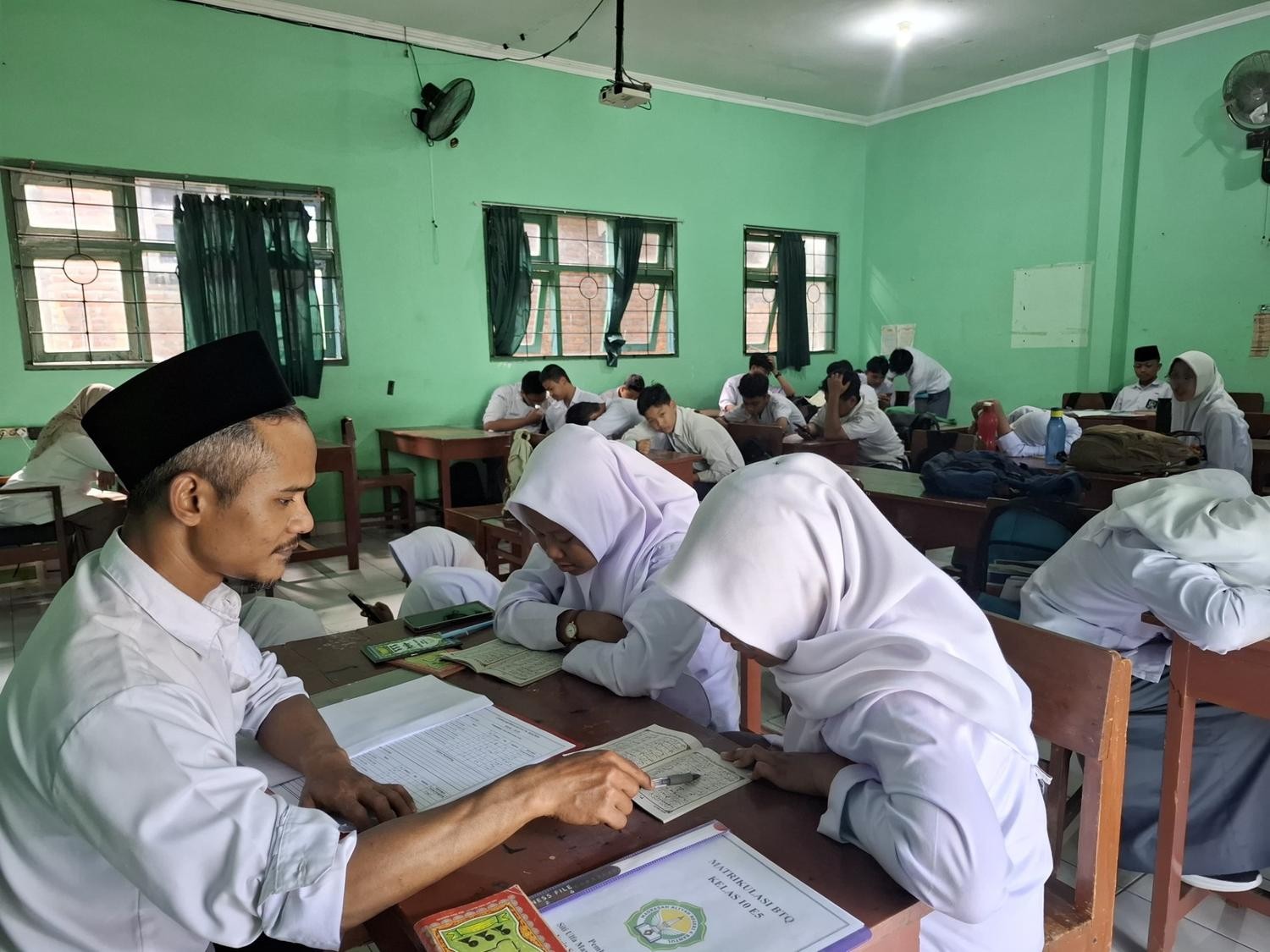 Satu-Satu Menyetor, Semua Dibina: BTQ MAN 4 Bantul Hadirkan Suasana Khidmat di Setiap Kelas