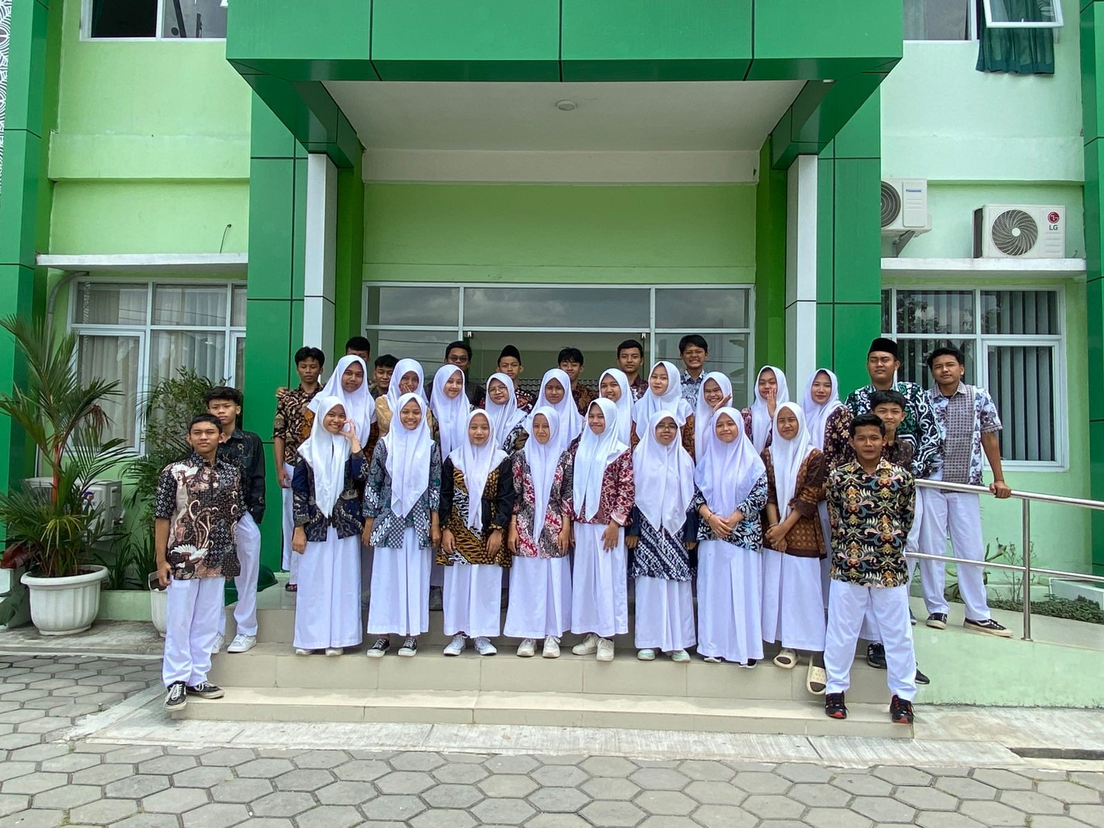Lestarikan Warisan Budaya, MAN 4 Bantul Bangga Berbatik Dalam Peringati Hari Batik Nasional