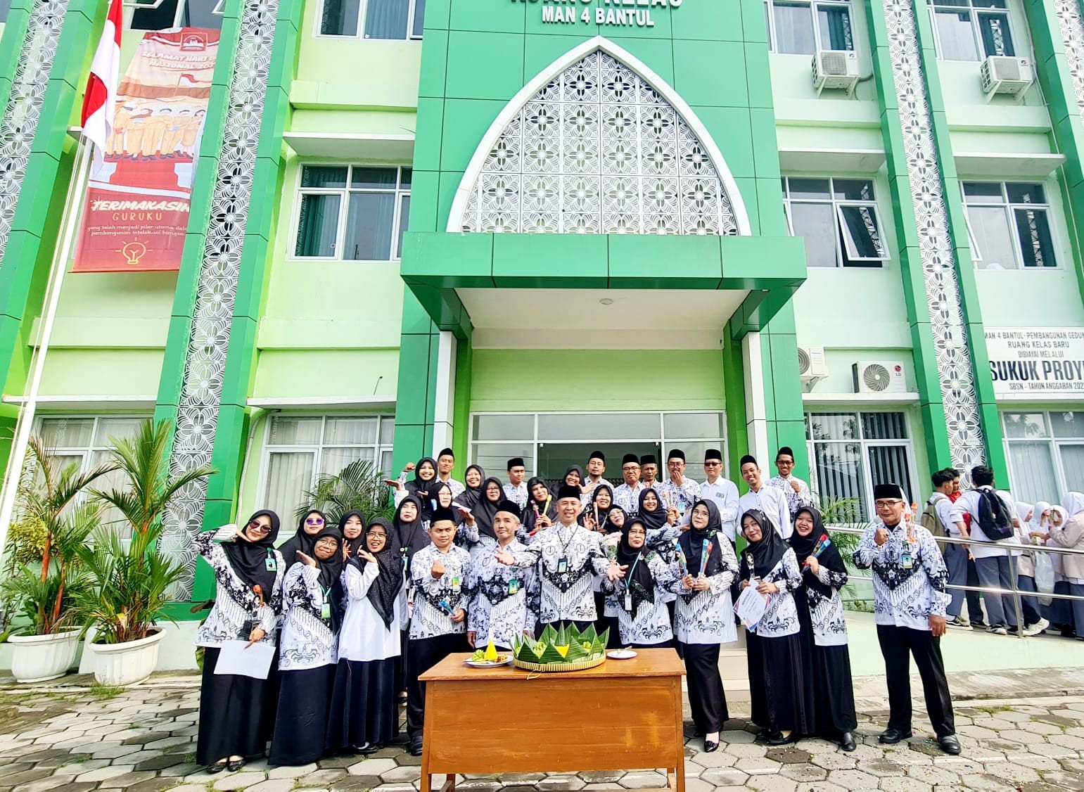 Potong Tumpeng dan Apresiasi Guru, MAN 4 Bantul Sambut Hari Guru Nasional
