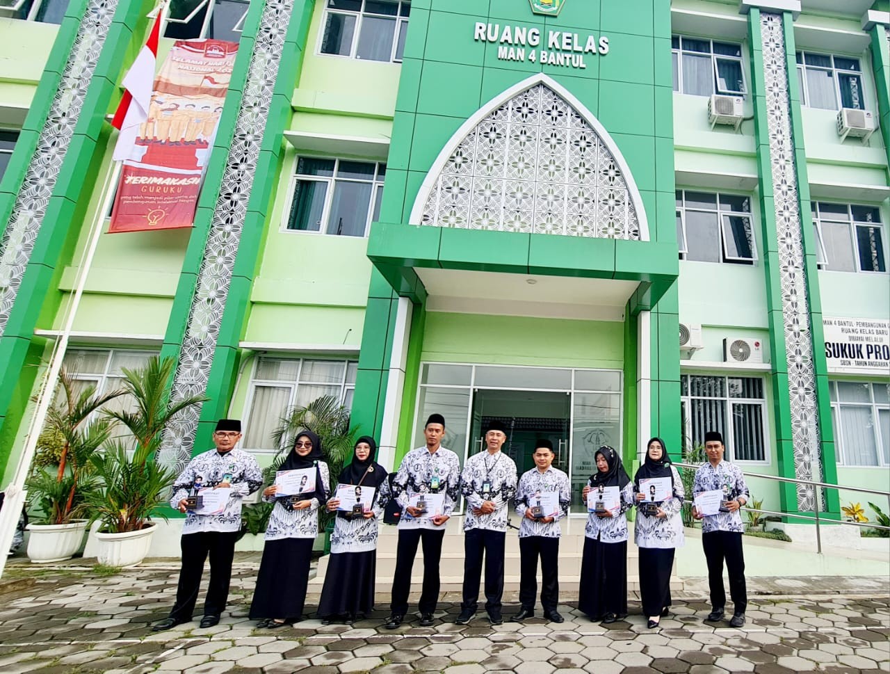 Siswa MAN 4 Bantul Anugerahkan Penghargaan Khusus untuk Guru Terbaik