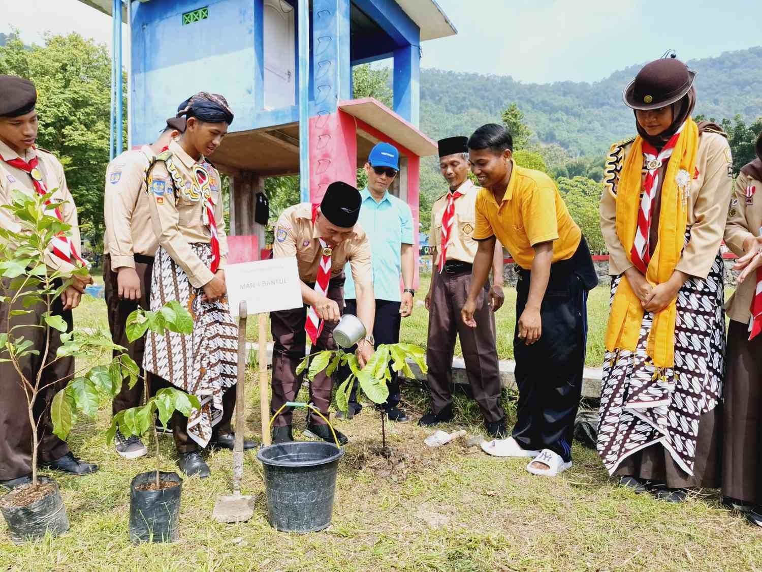 MAN 4 Bantul Dukung Aksi Tanam Satu Juta Pohon Matoa di Tengah Kegiatan Perkemahan