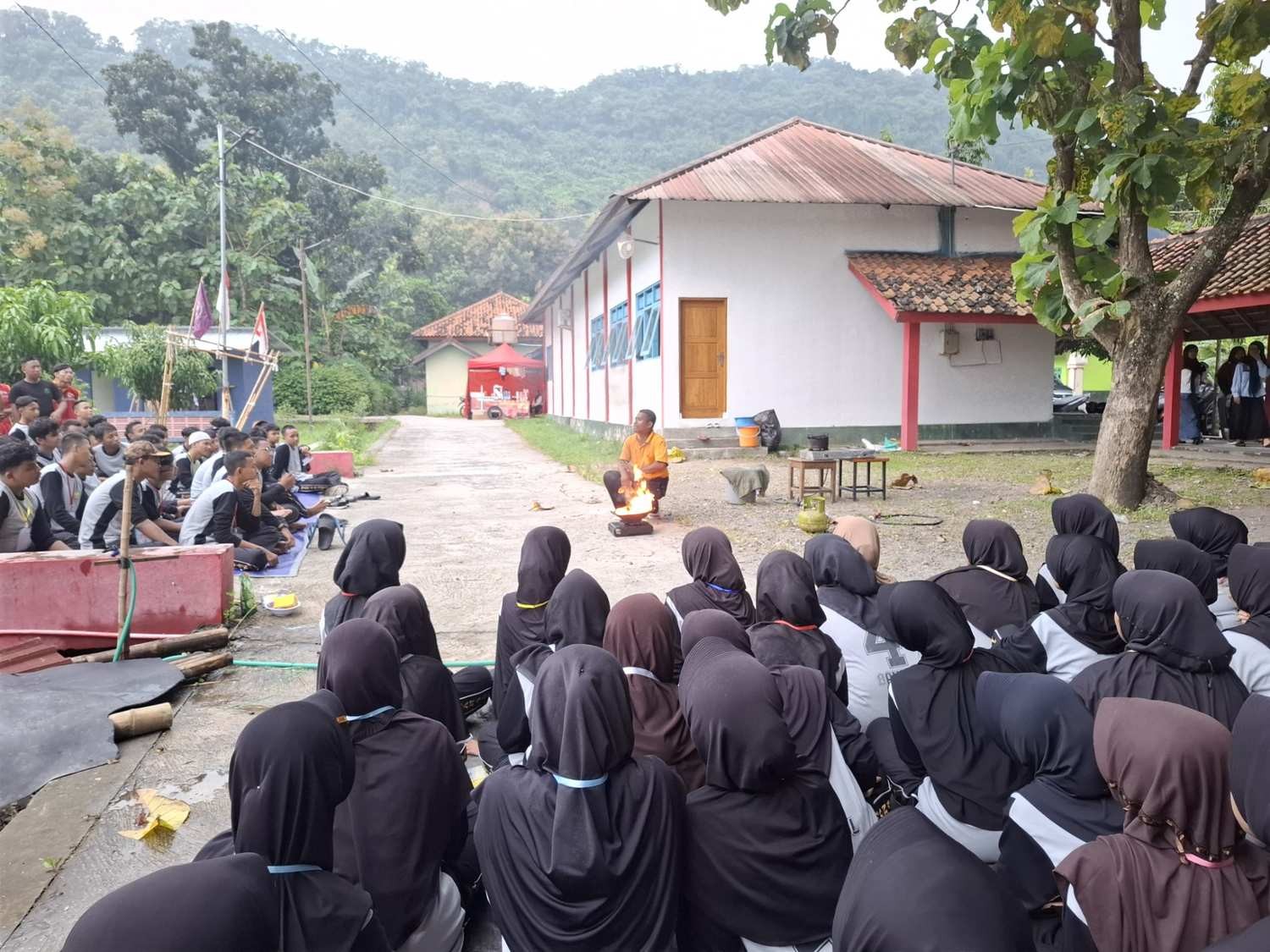 Perkemahan Wiyata Wira Adikara MAN 4 Bantul Dibekali Pelatihan Damkar 