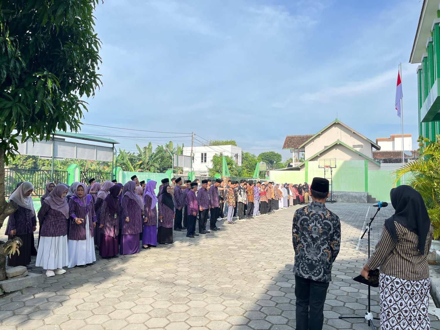 MAN 4 Bantul Gelar Apel Peringatan Hari Kartini: Kobarkan Emansipasi, Junjung Tinggi Literasi