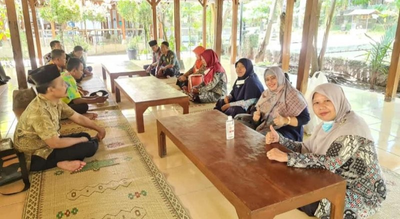 Kepala Tata Usaha MAN 4 Bantul Berpamitan Kepada Pegawai