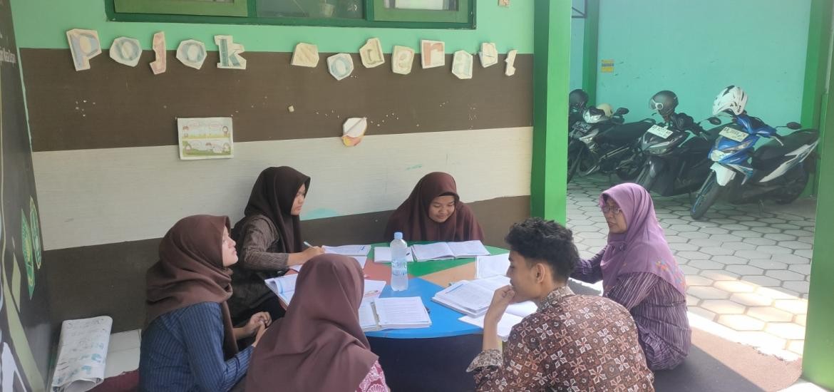 Suasana Belajar Baru: Siswa MAN 4 Bantul Nikmati Pembelajaran Sosiologi di Pojok Baca Terbuka