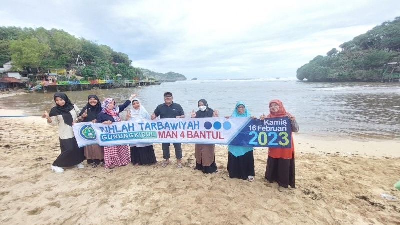 Siswa MAN 4 Bantul Nikmati Sunset di Pantai Drini