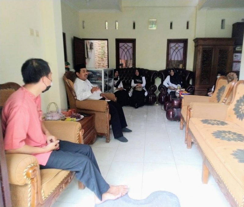 Kepala MAN 4 Bantul Jenguk Keluarga Guru yang Sakit