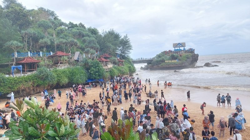 Tadabbur Alam Siswa MAN 4 Bantul di Pantai Kukup Disambut Gelombang Tinggi