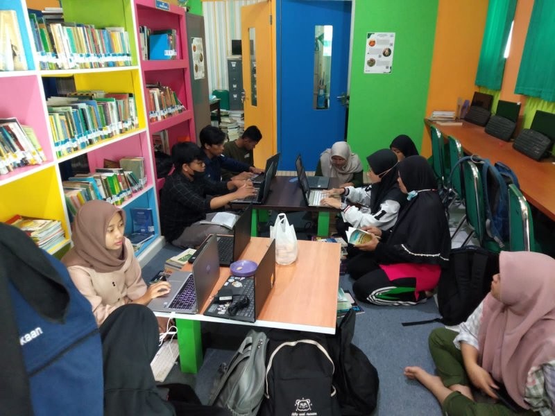 Pustakawan MAN 4 Bantul dan ALUS Kebut Pengolahan Buku di Hari Ahad