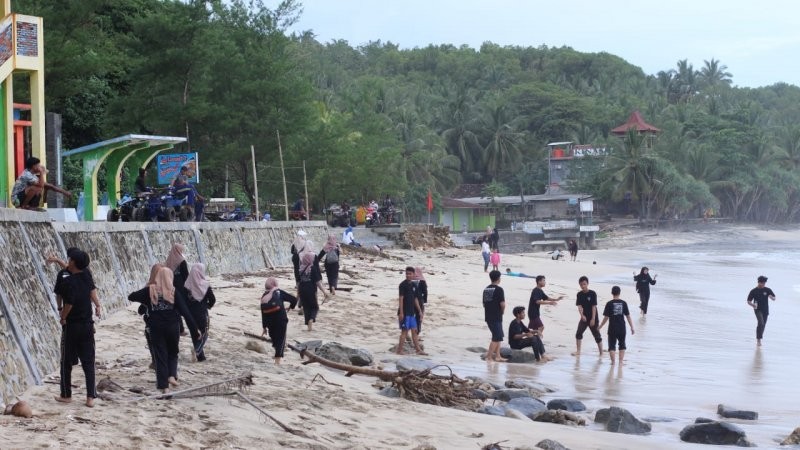 Tidak Hanya Berwisata, Siswa MAN 4 Bantul Juga Belajar Selama di Pantai Klayar