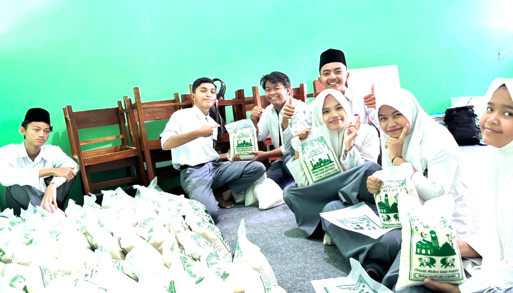 Belajar Amanah Sejak Dini, Rohis MAN 4 Bantul Kelola Pendistribusian Zakat untuk Warga