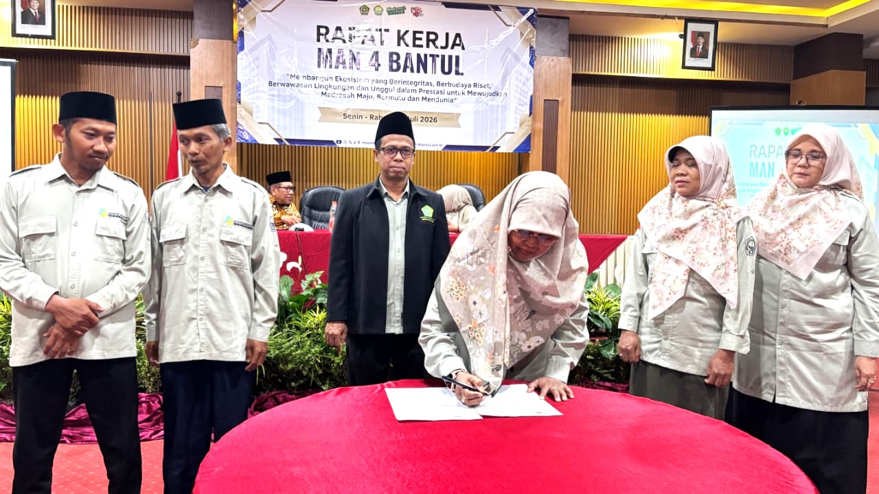Perkuat Sinergi, Guru dan Pegawai MAN 4 Bantul Tanda Tangani Komitmen Bersama di Malang